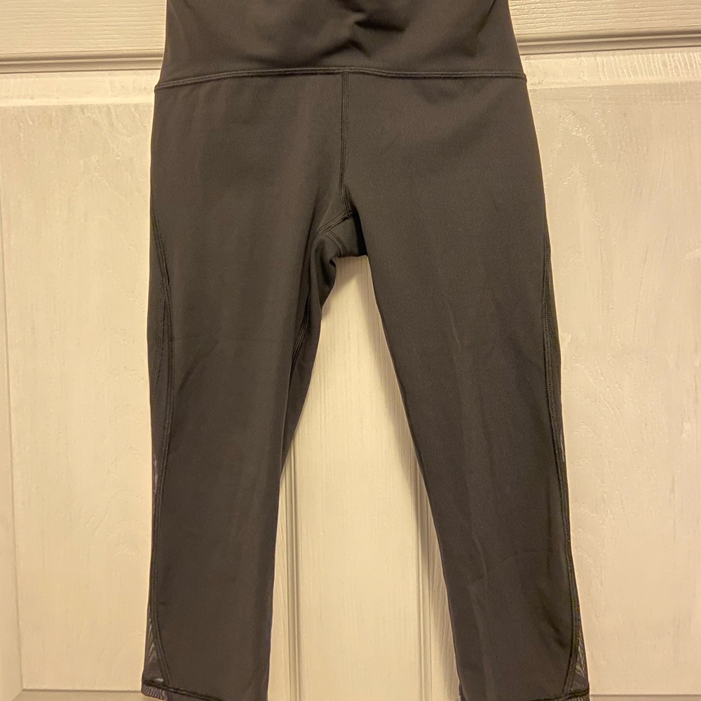 LULULEMON Hi-Waisted Capri Legging w/ Mesh Panels